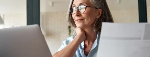 Vrouw bekijkt op laptop haar digitale post – Digitale Post Postex – Particulier