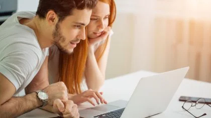 Partners op computer – Nabestaandenpensioen Pensioenakkoord – Zakelijk