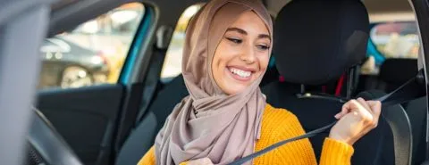 Jonge vrouw in auto – Autoverzekering –  Groene kaart- Particulier