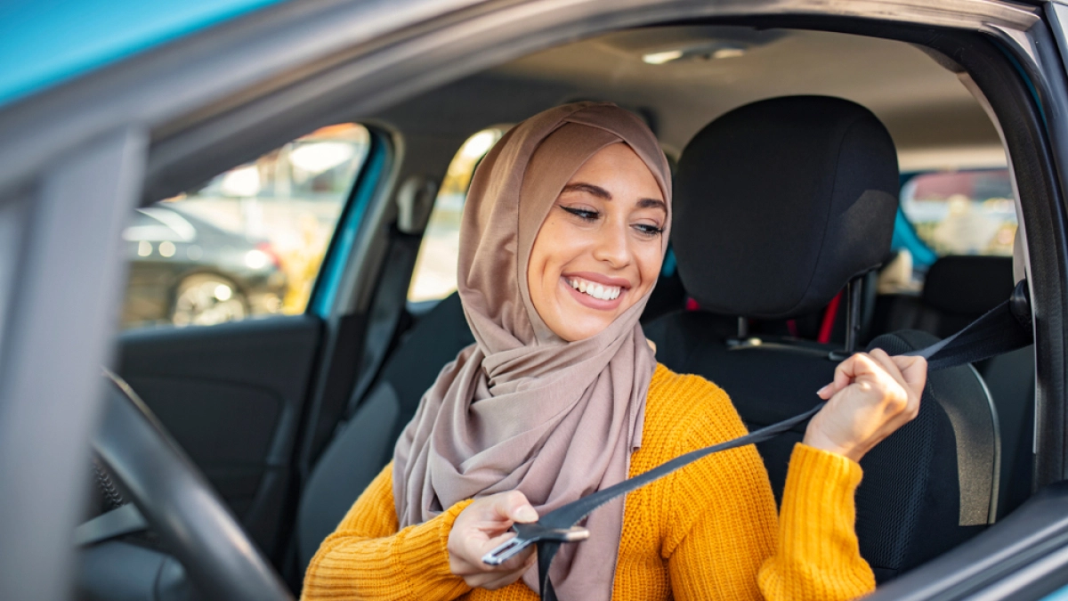 Jonge vrouw in auto – Autoverzekering –  Groene kaart- Particulier