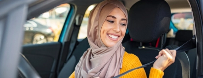 Jonge vrouw in auto – Autoverzekering –  Groene kaart- Particulier
