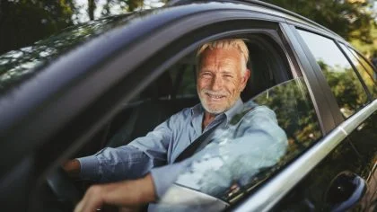 Man van middelbare leeftijd in auto – Autoverzekering – Groene kaart – Particulier