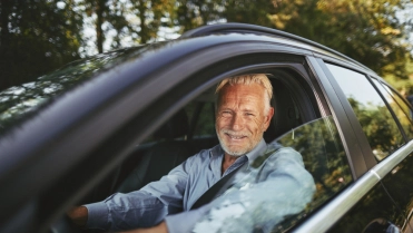 Man van middelbare leeftijd in auto – Autoverzekering – Groene kaart – Particulier