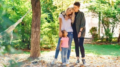 Twee vrouwen met hun kind – Ouderschapsverlof Pensioen – Zakelijk