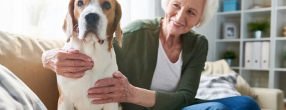 Vrouw met hond geniet van pensioen – Pensioen – Zakelijk