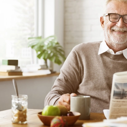 Oudere man geniet van pensioen – Pensioen – Zakelijk