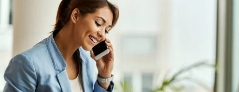 Blije ondernemer aan de telefoon – Dienstverlening – Zakelijk