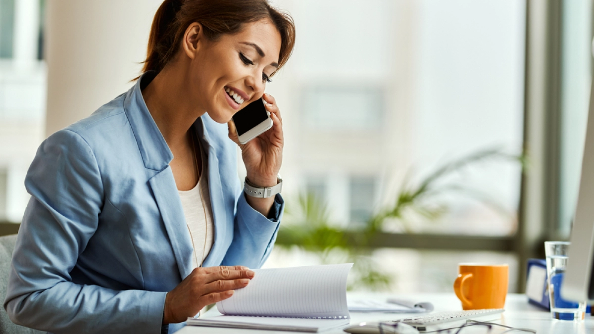 Blije ondernemer aan de telefoon – Dienstverlening – Zakelijk