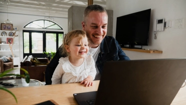 Vader en kind achter laptop – Hypotheek – Particulier