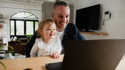 Vader en kind achter laptop – Hypotheek – Particulier