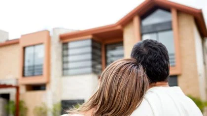 Happy couple kijkt naar huis – Particulier