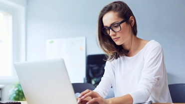 Vrouw op laptop – Zicht adviseurs – Opzeggen