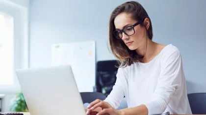 Vrouw op laptop – Zicht adviseurs – Opzeggen