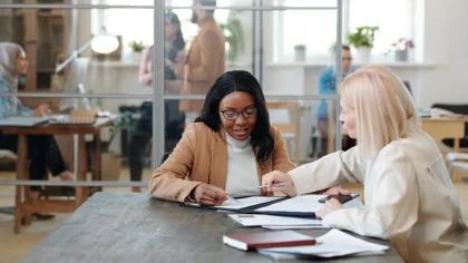 Werkgever in gesprek met werknemer – Personeel – Zakelijk