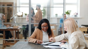 Werkgever in gesprek met werknemer – Personeel – Zakelijk