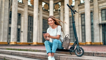 Meisje met elektrische step – Goed voorbereid de weg op met een elektrische step