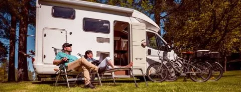Stel voor een camper op vakantie – Kampeer auto
