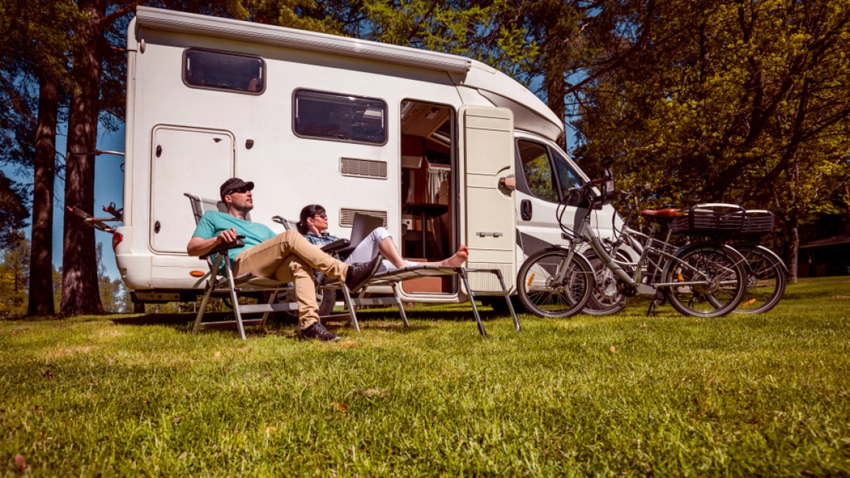 Stel voor een camper op vakantie – Kampeer auto