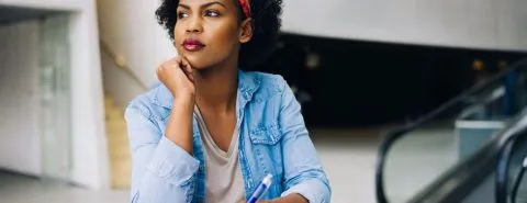 Nadenkende vrouw – UWV WIA-uitkering – Zakelijk