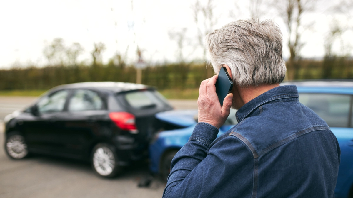 Direct schade afhandelen –  man bij auto