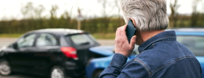 Direct schade afhandelen –  man bij auto