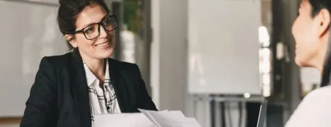 Vrouw glimlacht – Beschikbare premieregeling – Pensioenakkoord – Zakelijk