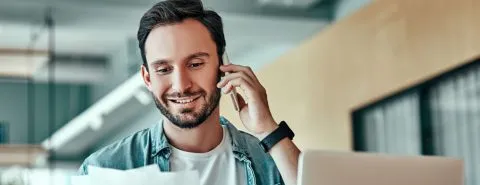 Veelgestelde vragen over de gewijzigde incassodatum – adviseur aan de telefoon – Zicht adviseurs