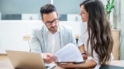 Twee collega’s doen samen de administratie – Wet Ketenaansprakelijkheid – Zakelijk