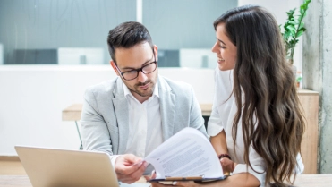 Twee collega’s doen samen de administratie – Wet Ketenaansprakelijkheid – Zakelijk