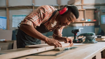 Man met hout knutselen- zzp – verzekeringen