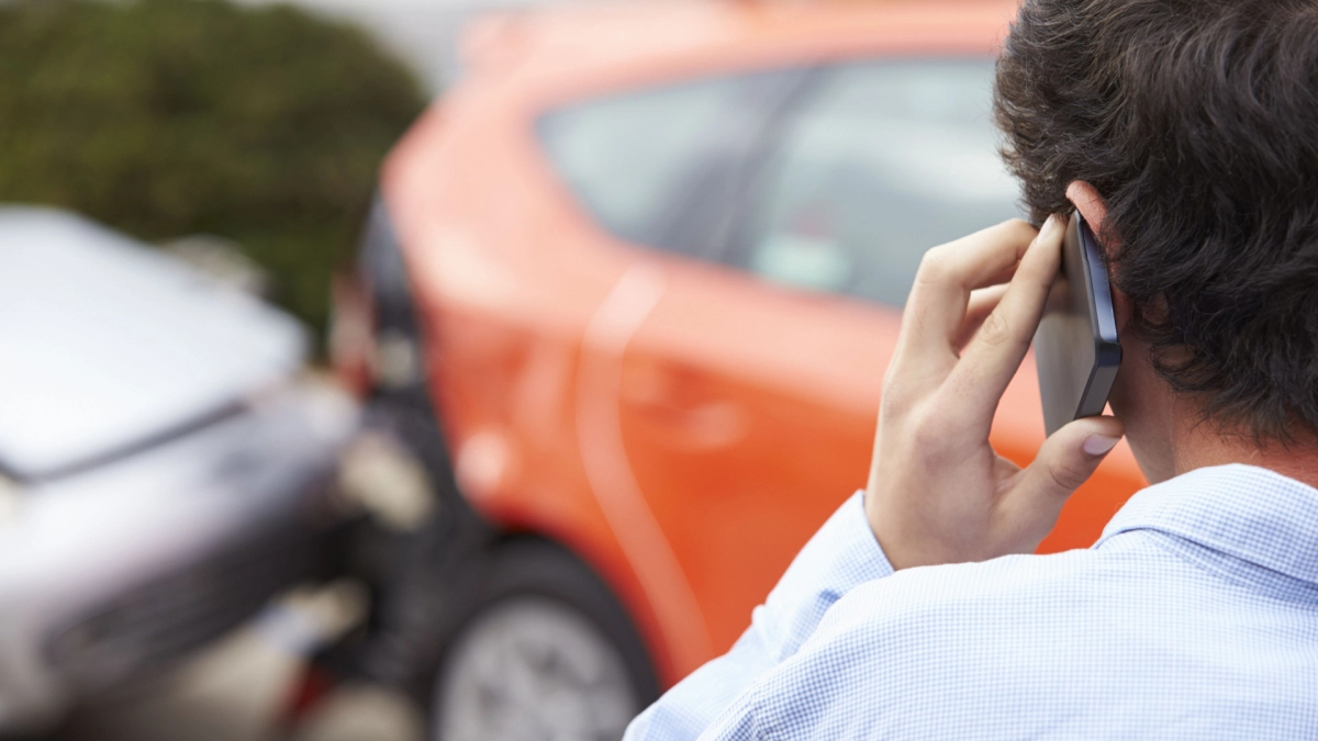 man aan het bellen – U heeft schade, wat nu? – schade