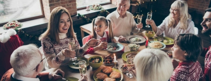 Familie met feestdagen aan tafel eten – Preventietips inbraak – Inboedelverzekering