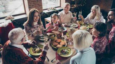 Familie met feestdagen aan tafel eten – Preventietips inbraak – Inboedelverzekering