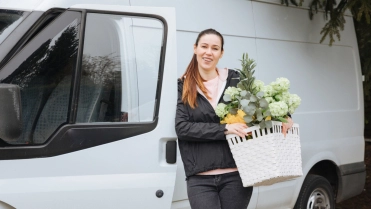 Bloemist brengt bloemen naar klanten met auto – zakelijke autoverzekering – zzp