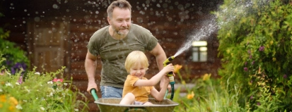 Vader met zoon in de tuin met tuingereedschap – Inboedelverzekering – Particulier