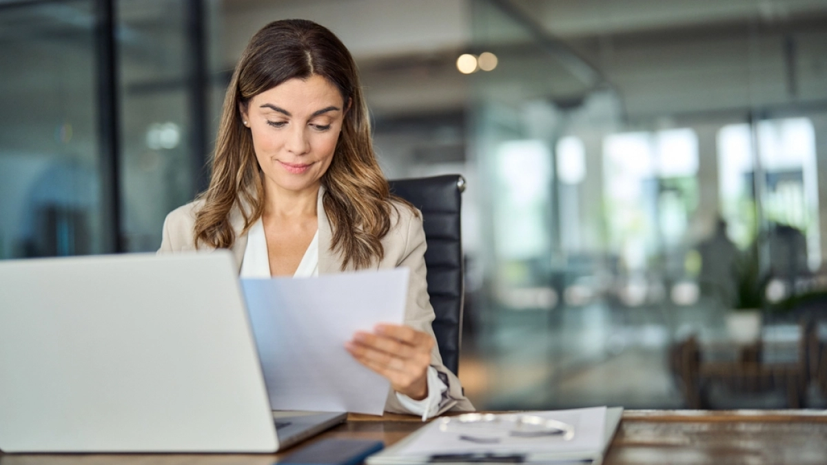 Busy,Mid,Aged,Business,Woman,Working,In,Office,With,Laptop