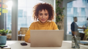 Beautiful,Middle,Eastern,Manager,Sitting,At,A,Desk,In,Creative