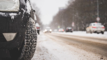 Winterbanden langs de weg in de sneeuw