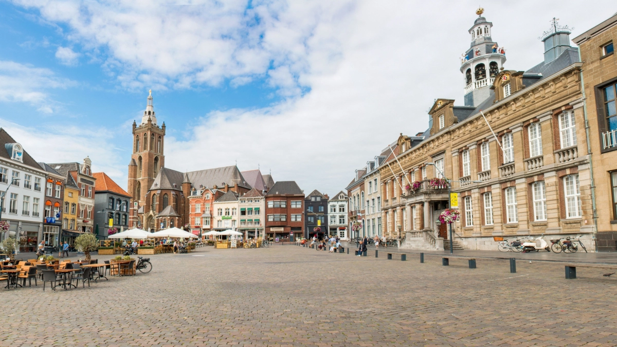 Roermond marktplein en gemeentehuis