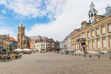 Roermond marktplein en gemeentehuis