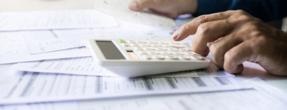 man werkt op calculator