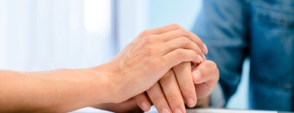 hand patient en dokter raken elkaar aan