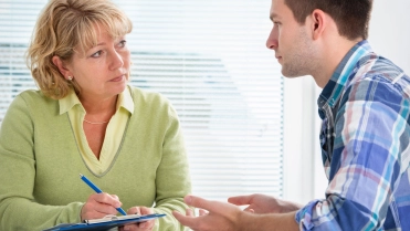 keuringsarts checkt patient