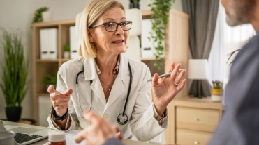 vrouwelijke dokter spreekt patient aan