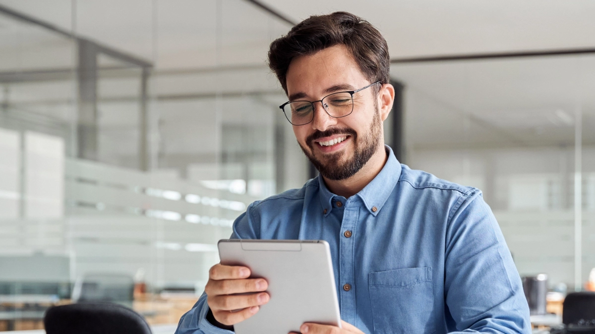 zakelijk man met tablet_2392837547