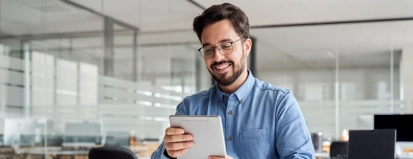 zakelijk man met tablet_2392837547