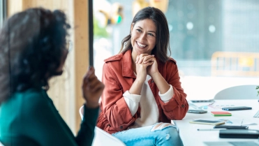 Vrouwen praten op kantoor