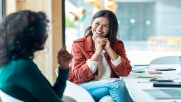 Vrouwen praten op kantoor