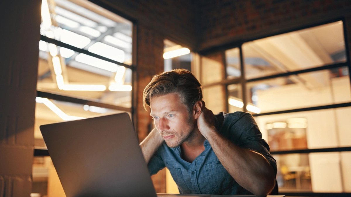 Man voor laptop