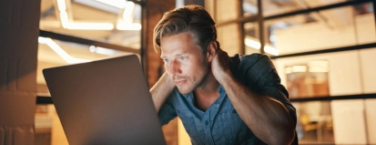 Man voor laptop